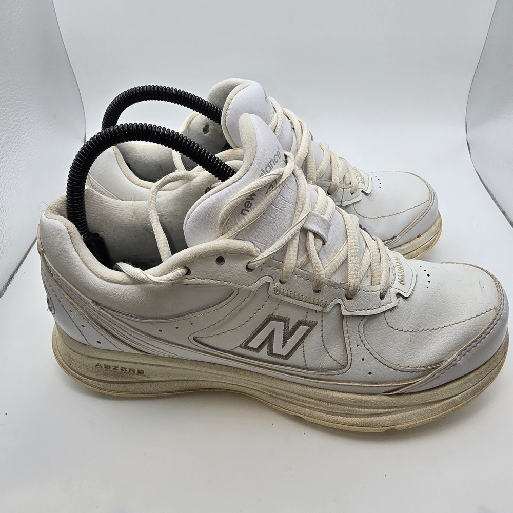 New Balance 411 size 7 Walking Shoes White Leather Comfort Casual Sneakers